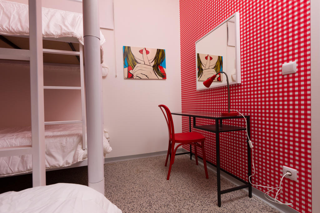 Turismo Do Seculo Hotel เอสตอริล ห้อง รูปภาพ A room at the hostel