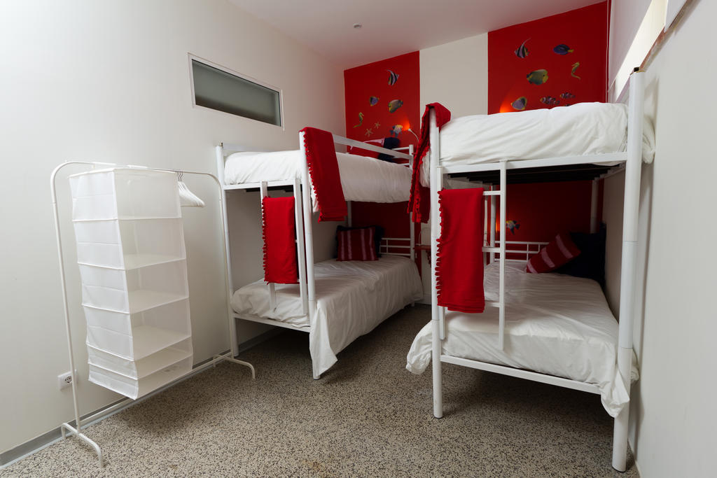 Turismo Do Seculo Hotel เอสตอริล ห้อง รูปภาพ Hostel room in Madrid, Spain