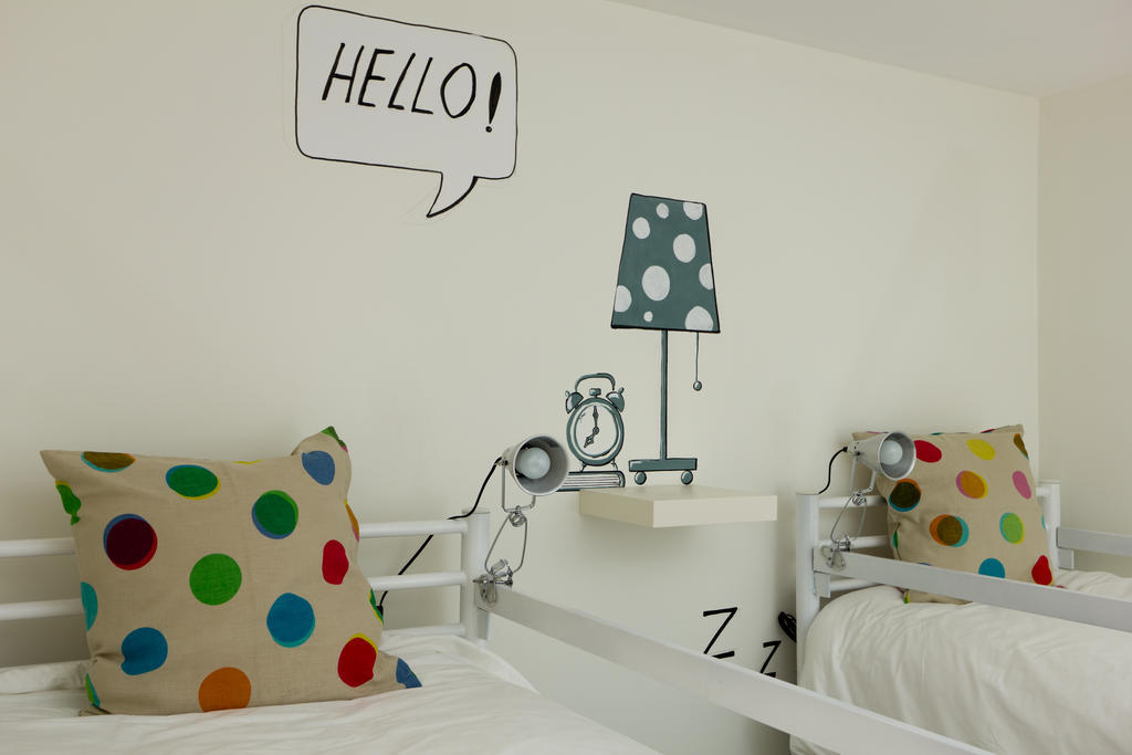 Turismo Do Seculo Hotel เอสตอริล ห้อง รูปภาพ The alarm clock and the lamp are both objects.
