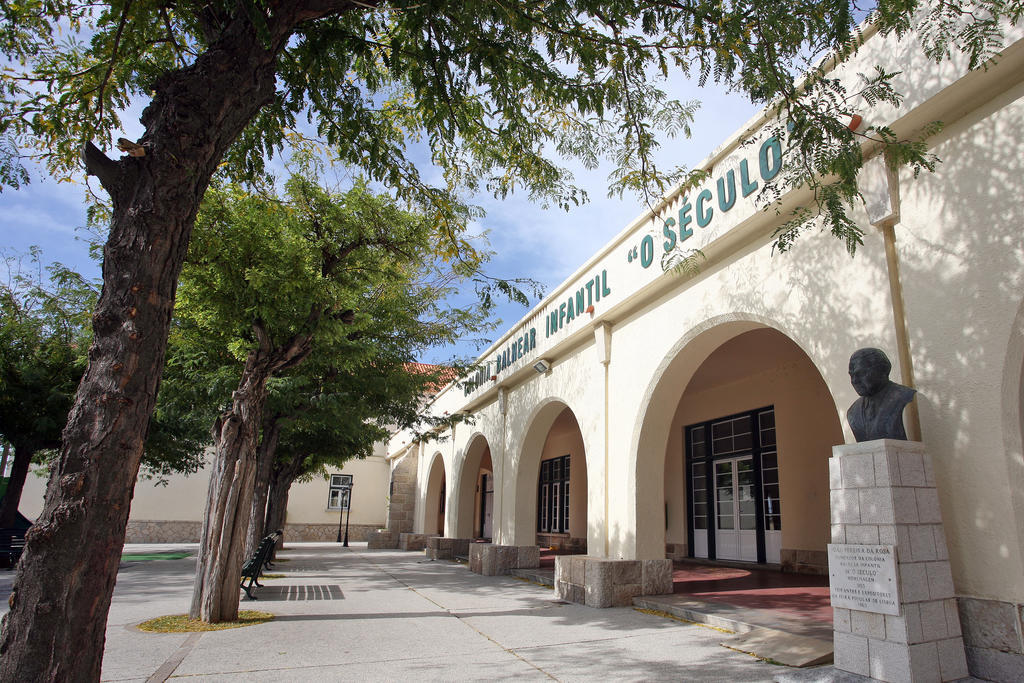 Turismo Do Seculo Hotel เอสตอริล ภายนอก รูปภาพ The school's main building